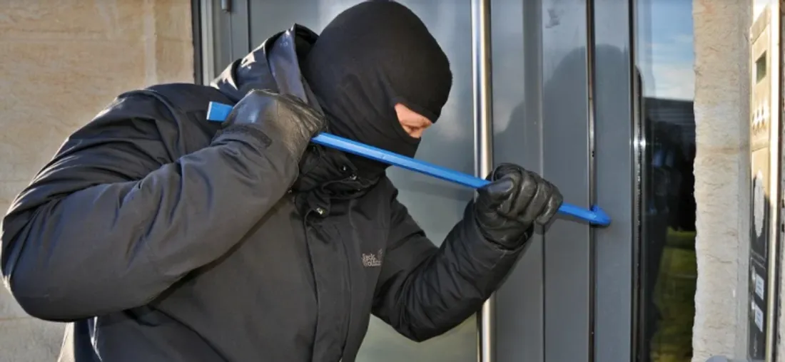 un cambrioleur s'introduisant dans une maison